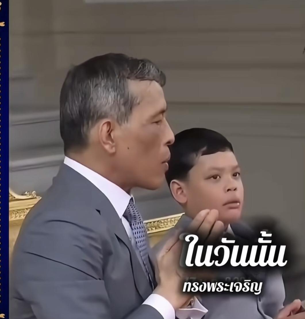 小时候的提帮功王子幸福得不得了！国王父亲玛哈疼他，妈妈西拉米呵护他。这是他过生日