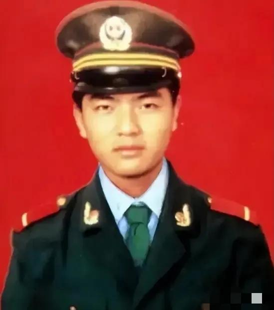 18岁武警梅开春：红色基因铸就的守边英雄1992年，一武警战士独自押送四名