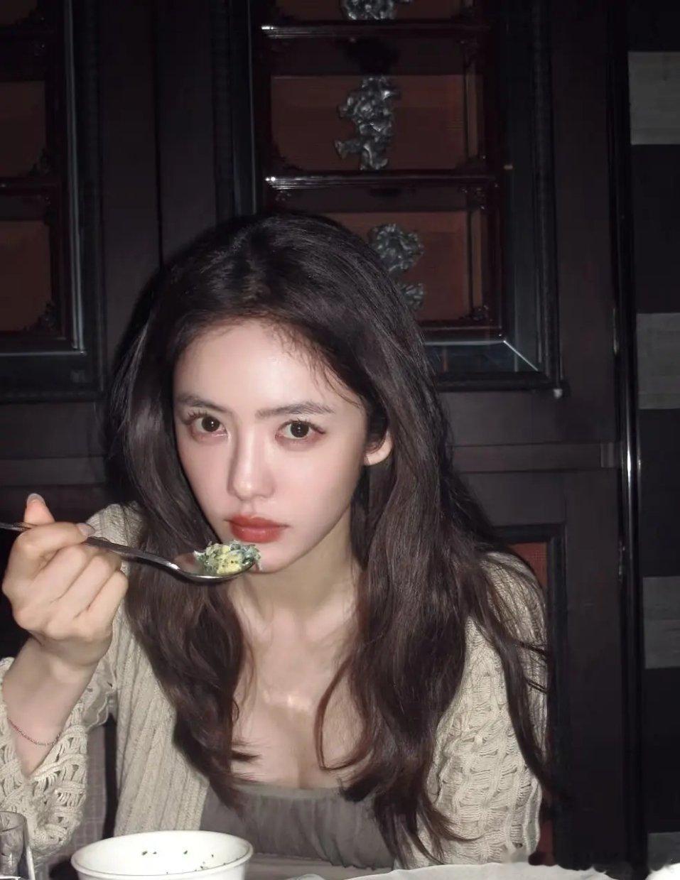 应该是原生的，不过，感觉有点医美痕迹吧。。。