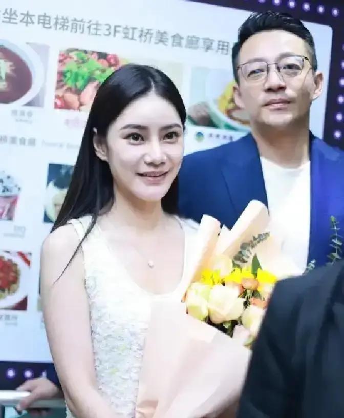 3套房锁死给继女马筱梅把北京三套学区房装进信托，登记受益人只写小玥儿。律师说，