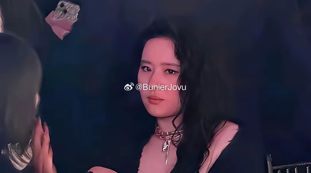 刘亦菲喝到微醺，结果发现有人偷拍，下一‍‎⁠秒那‌个‏眼神直接“刀”过来，太真实