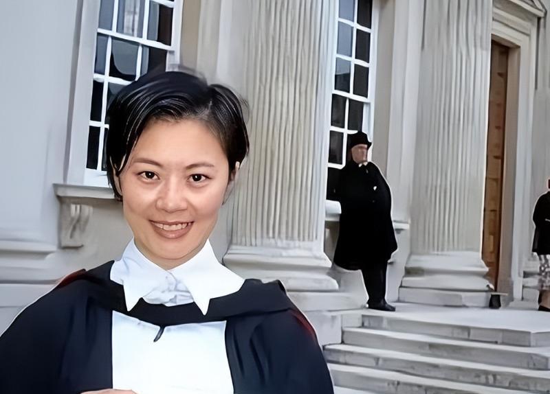 ☁“我愿意放弃中国国籍，自愿加入英国！”2004年，央视美女主持姜丰嫁给英