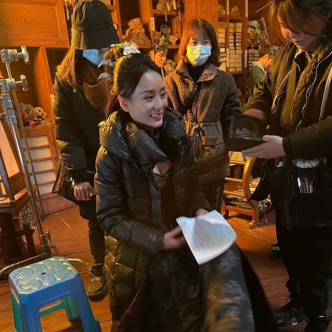 咱就是说36岁的何佩瑜也太宠弟了吧！这些年每年花几十万送弟弟去澳洲读书，这次专程