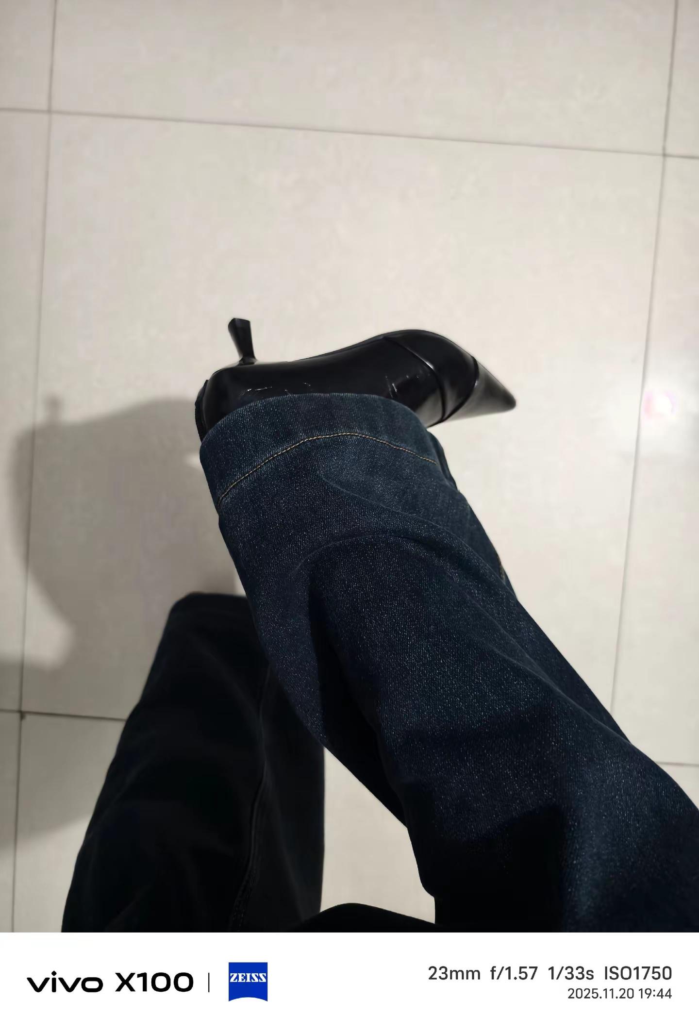 穿上高跟鞋做成熟女人，这一穿是真的成熟，30岁一样的感觉，驾驭不了😂😂😂