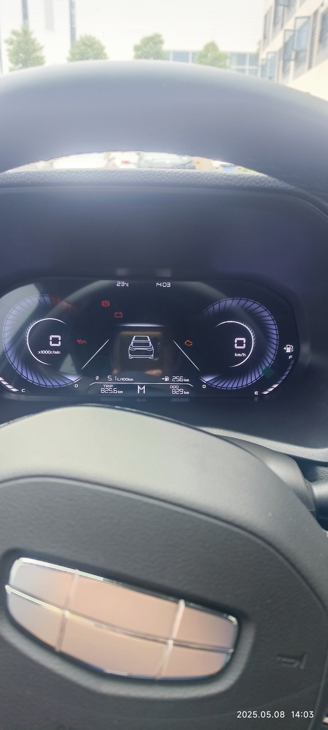 新车到手开了一个月了油耗表现还是可以的，百公里油耗5个左右，最低的时候4.9L