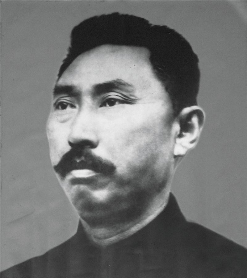 1909年，陈渠珍带领清兵入藏，藏官彭措见他目不转睛的盯着一位藏族少女，