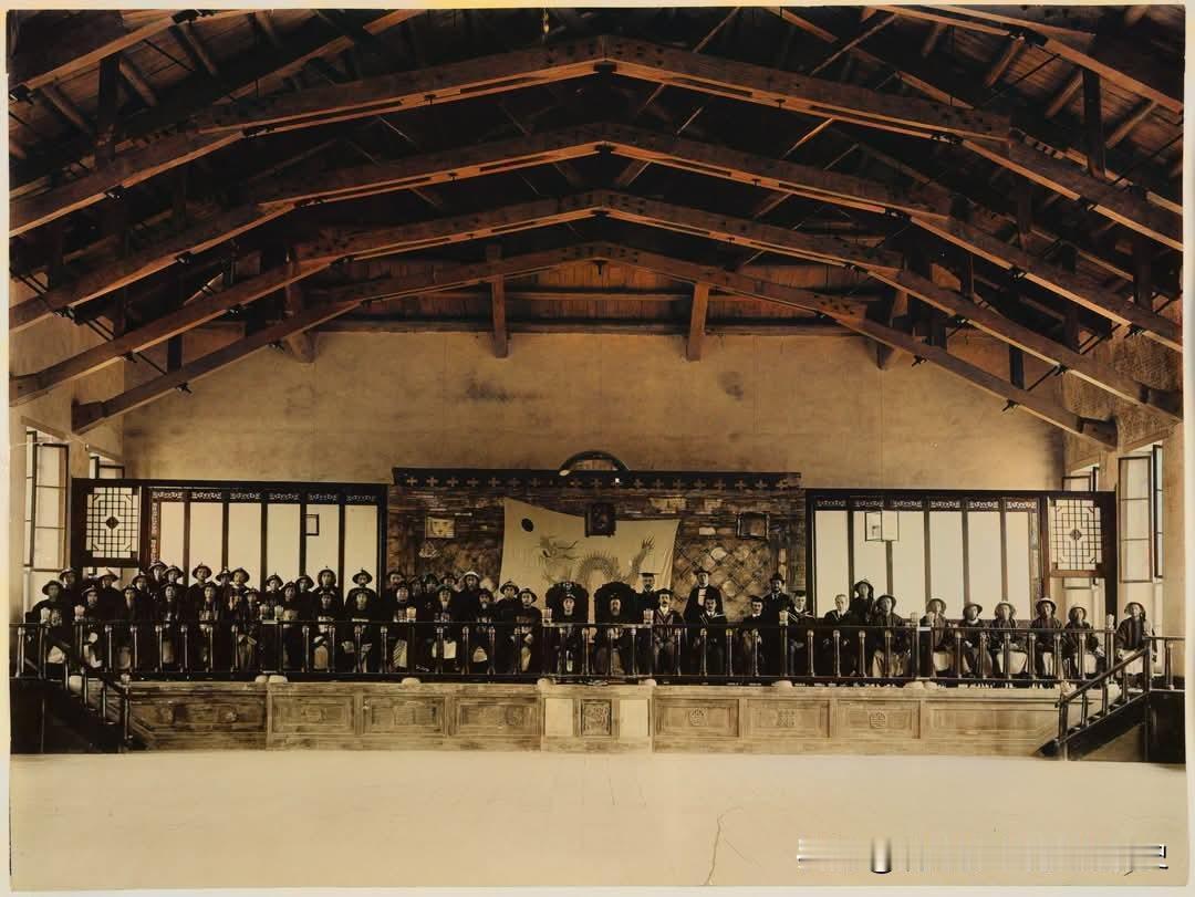照片：山西大学堂大公堂开学典礼合影拍摄时间：1907年（光绪三十三年），山西大