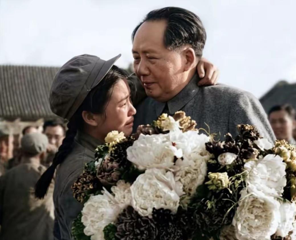 1952年，志愿军代表受毛主席接见，解秀梅本负责献花任务，却抱住毛主席，激动的说