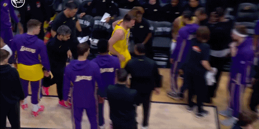 骑士这地板真危险，确实得改啊！雷迪克谈到地板落差，他表示这里已发生过不少安全事