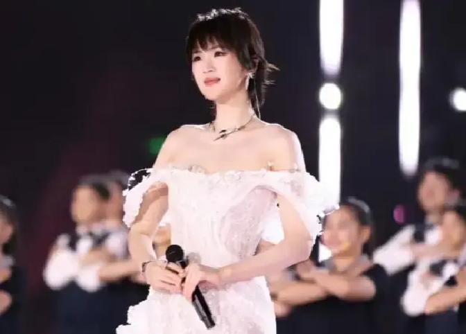 她明明可以刷脸，却偏偏要拼命。你发现没有？横店的新人合同，悄悄多了一条“无