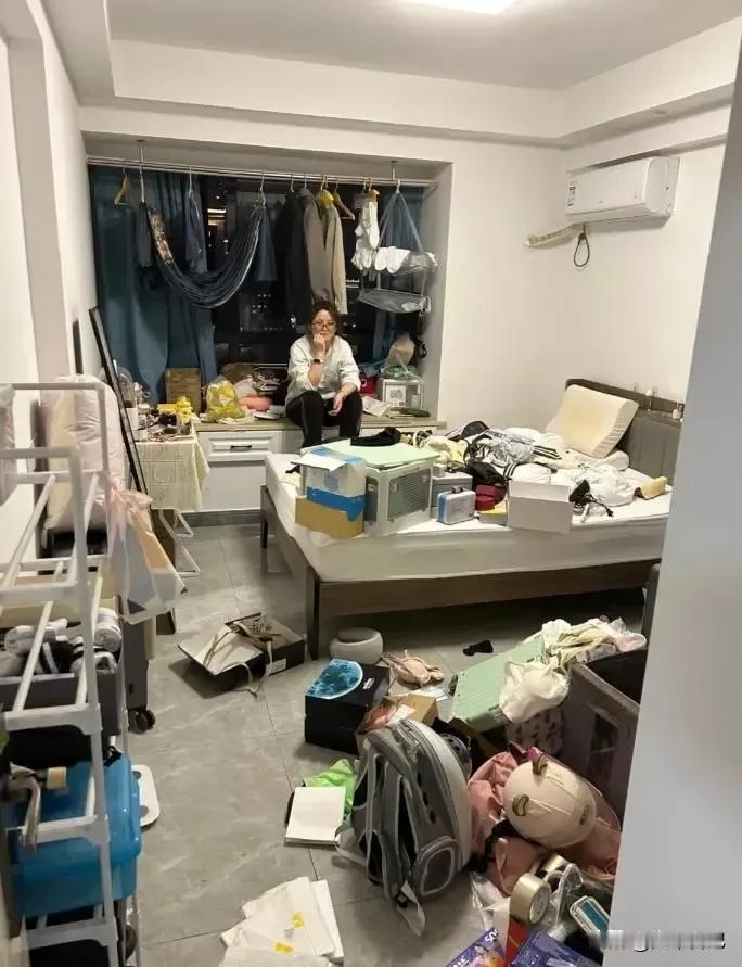 说实话，住这种房子的人，就是请我去，我也不会去！我远房亲戚家就是这般模样，前段