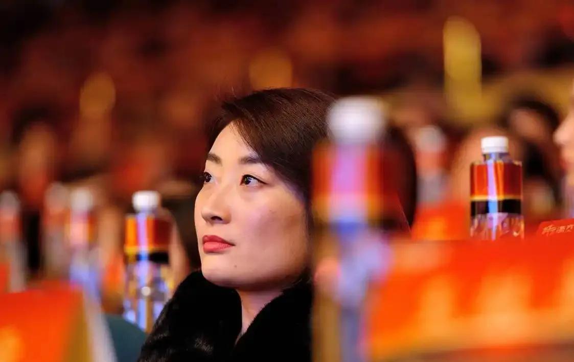 破防了！宗馥莉曾接受采访，主持人问她：她答：还活着。这就是最伟大的成就。答：
