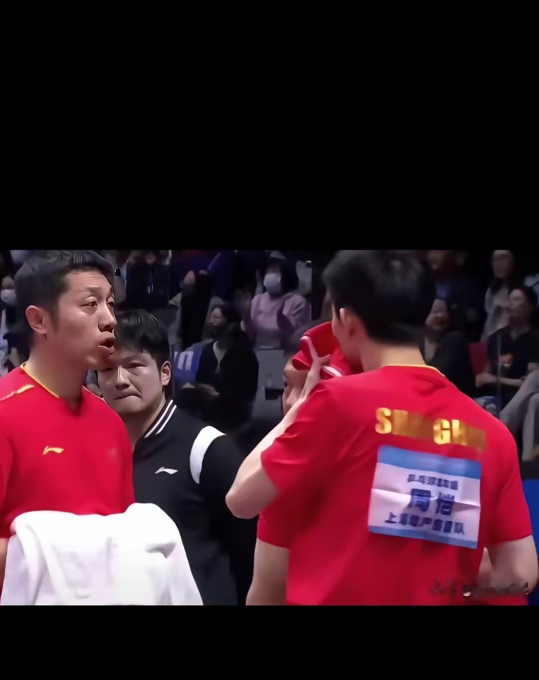 看着马龙和周恺的比赛，场下的樊振东愁容满面。他知道大势已去了，