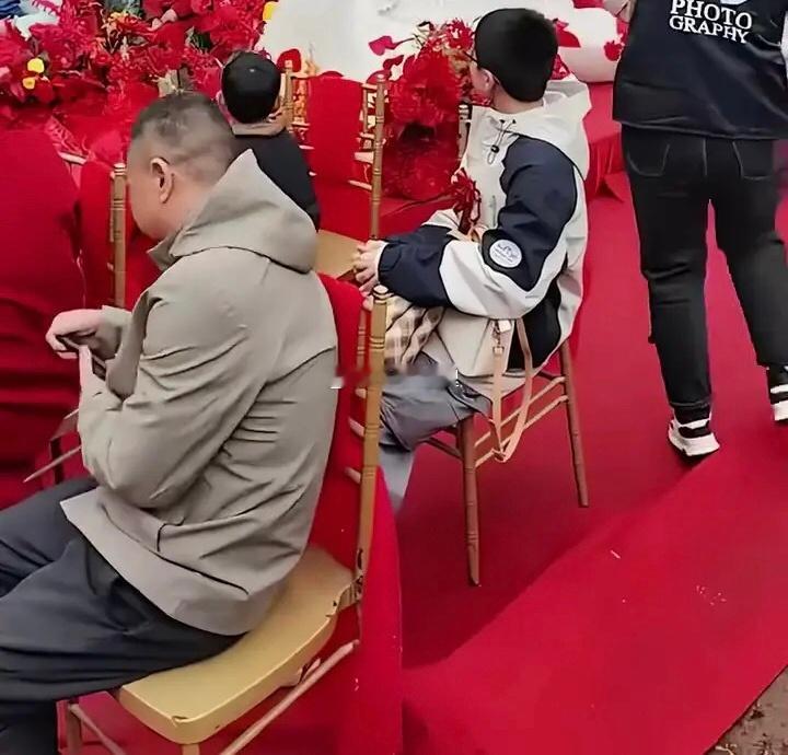 婚礼现场或许只有新娘觉得浪漫，台下的亲戚只觉得尴尬吧