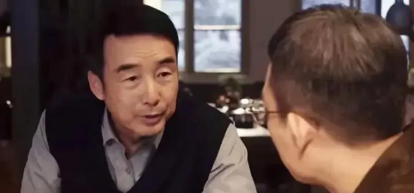 和老伴晚上追剧《以法之名》，看到江旭东儿子回家那个桥段，老伴问我，江旭东怎么有儿