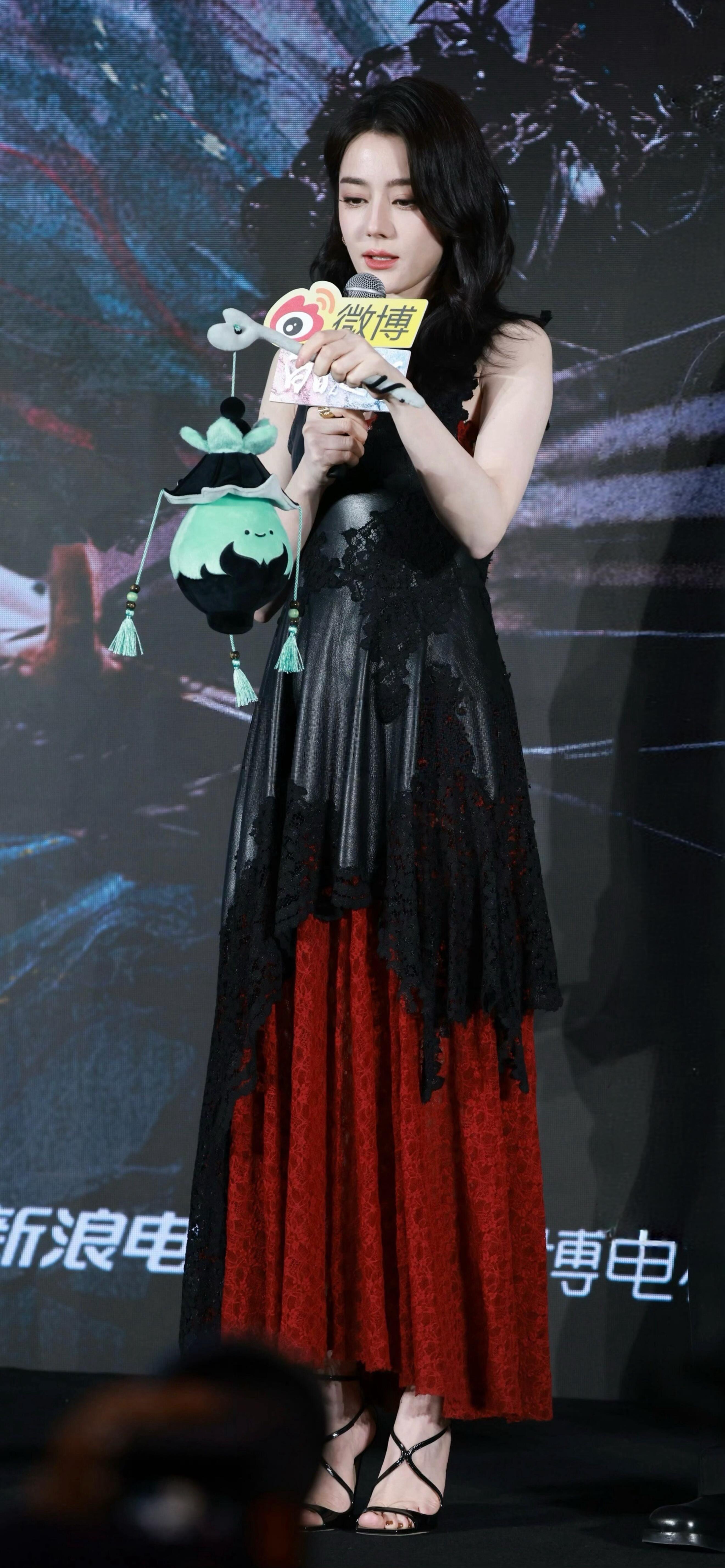 迪丽热巴x最新追剧团生图·内搭红色蕾丝性感极了