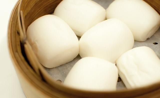 很多人都喜欢吃包子、馒头作为早餐，尤其是早晨急忙出门时，这种方便快捷的食物常常成