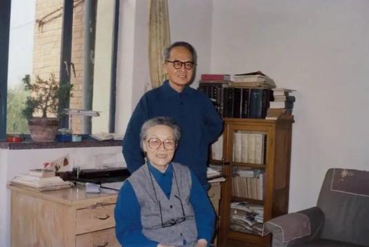 1972年，钱钟书的女儿被邻居骂了一句“臭寡妇”，随后又扇了一巴掌，突然，杨绛冲