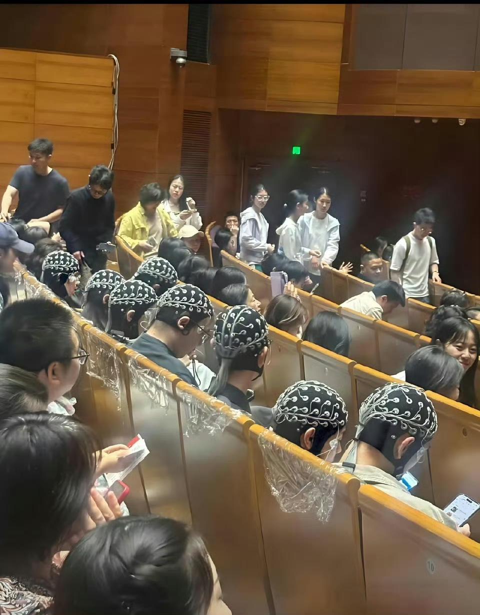 北大学堂上的一幕，不得不说，惊呆了。