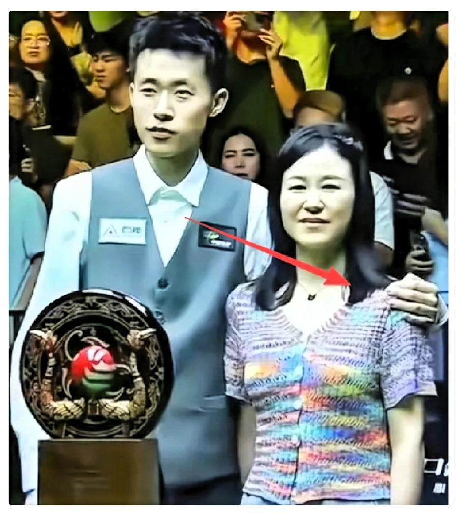 常冰玉虽然夺冠了但是上台合影的妈妈却还有一个遗憾。​并非是17.5万英镑奖金