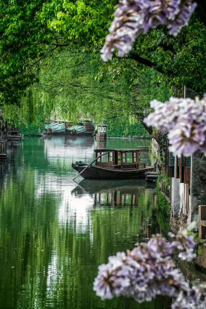 烟雨迷蒙，潺潺流水……周庄，总勾起人们心中梦。​​​​