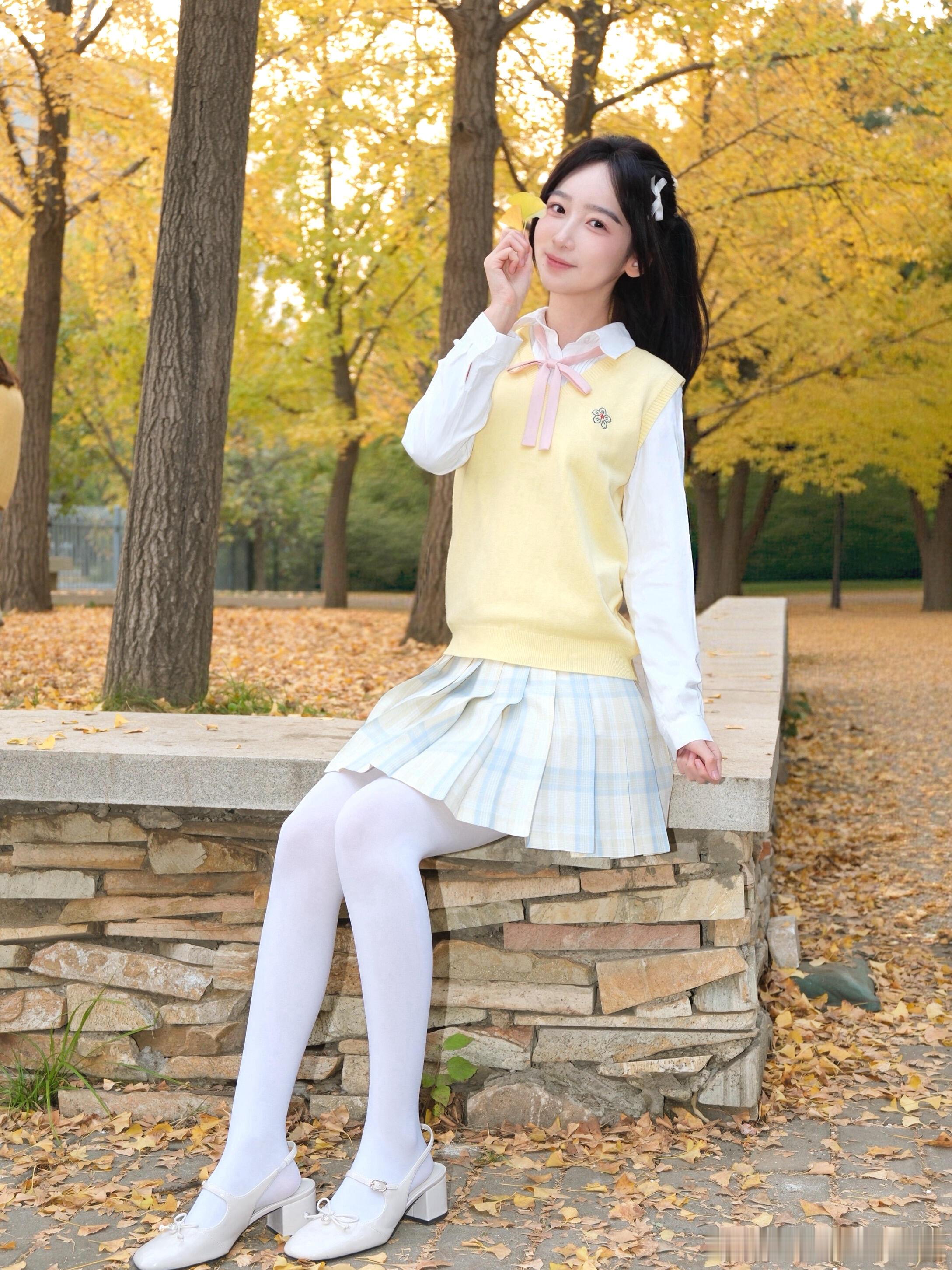 秋日里的黄色银杏树下，超甜美超可爱的花季美少女~