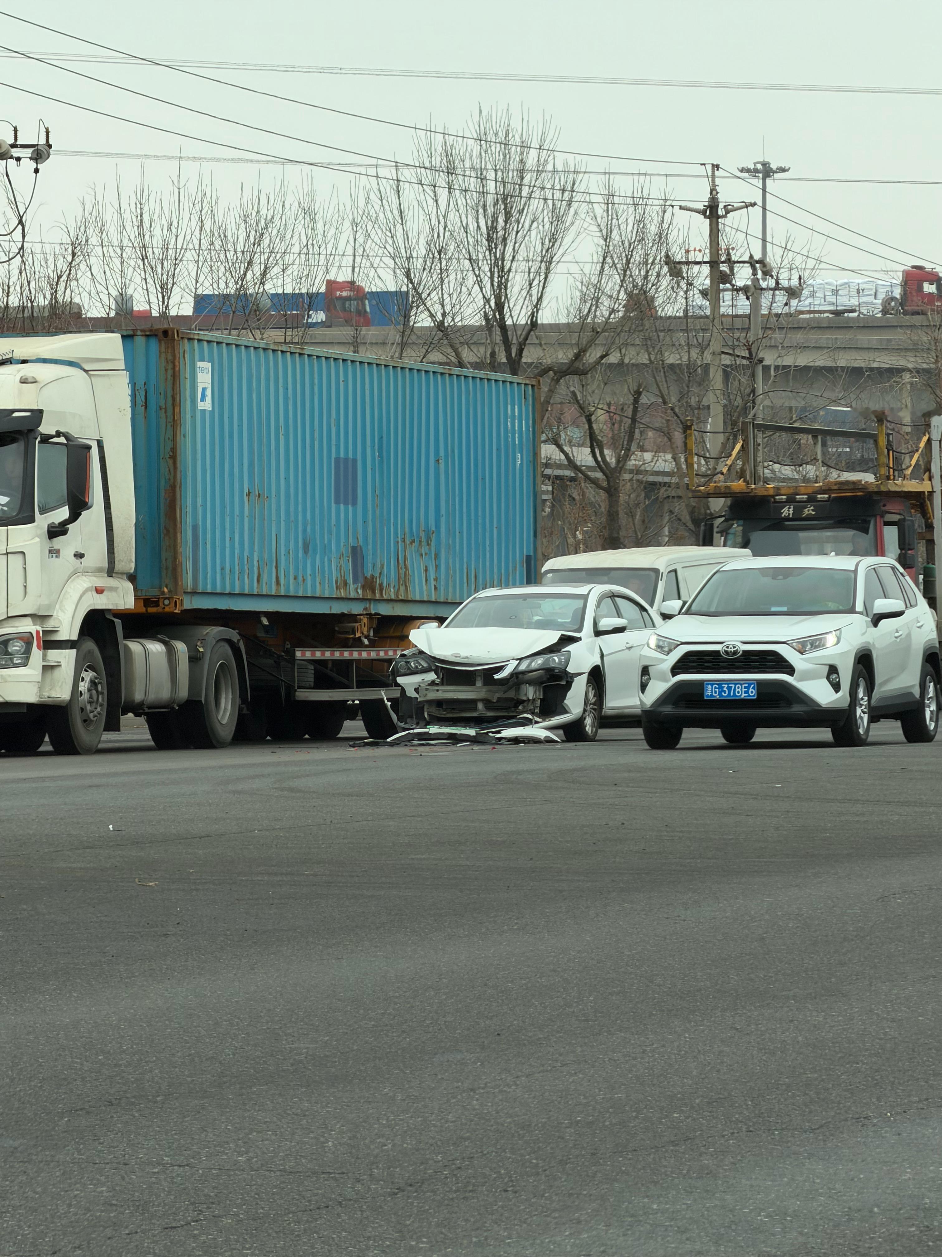 中间这台车太惨了我估计是追尾了大车，大车也懒得跟他纠缠，大车开走，只剩他自己面目