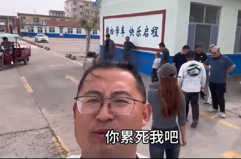 张雪机车icon爆火后的第一批“受害者”出现了某驾校教练喊话张雪干脆累死