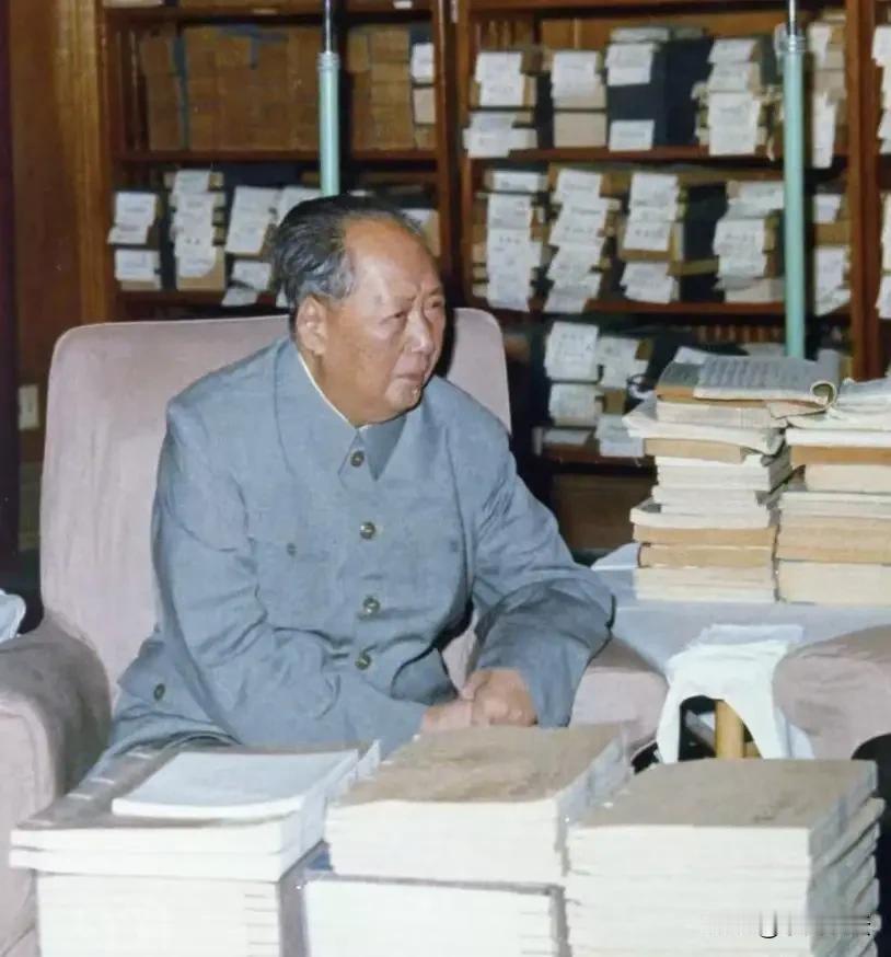 几十年后再回头看，真的有点后背发凉。当年那位老人，一个人坐在书房里，到底看到了