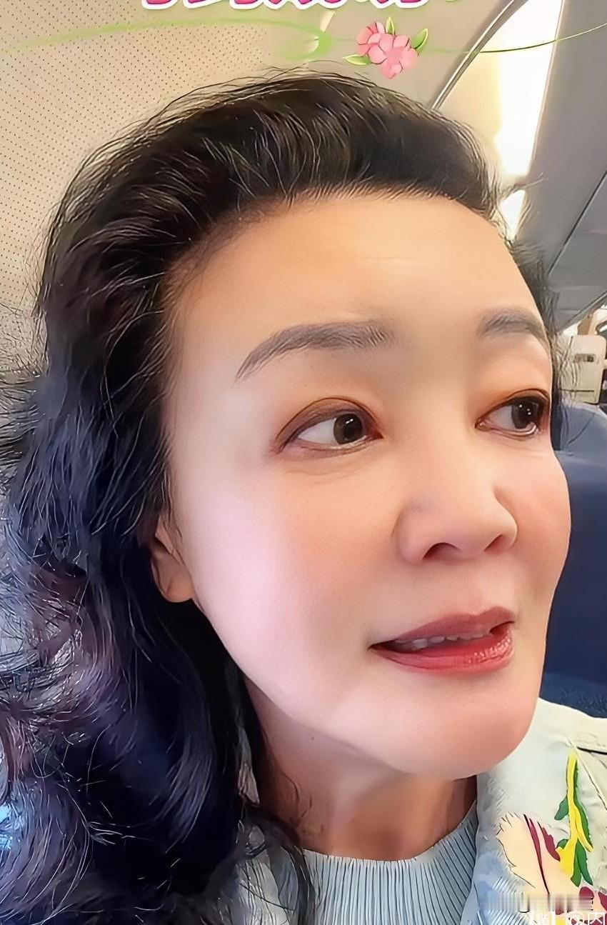 张兰真的太幽默了，依旧是直来直去、爽快利落的性格。她和汪大爷一起飞往台湾，想给