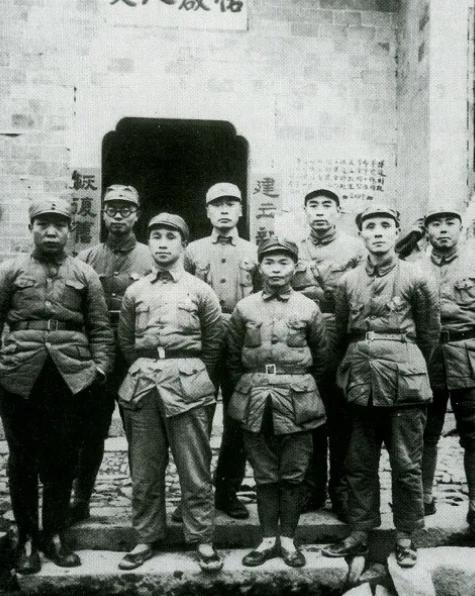 1936年，陈毅被叛徒诱骗下山。途中，陈毅口干舌燥，于是到一农妇家讨口水喝。谁料