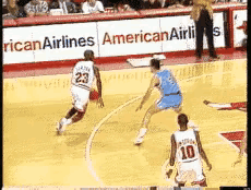 这一球称得上是史上最强拉杆上篮:三步过掉2个防守球员，空中好像又走了三步，再过