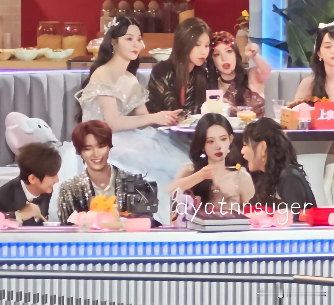 1月1日，孟子义喂李雪琴吃水果！台上在表演，台下大家有说有笑吃吃喝喝把丁程鑫