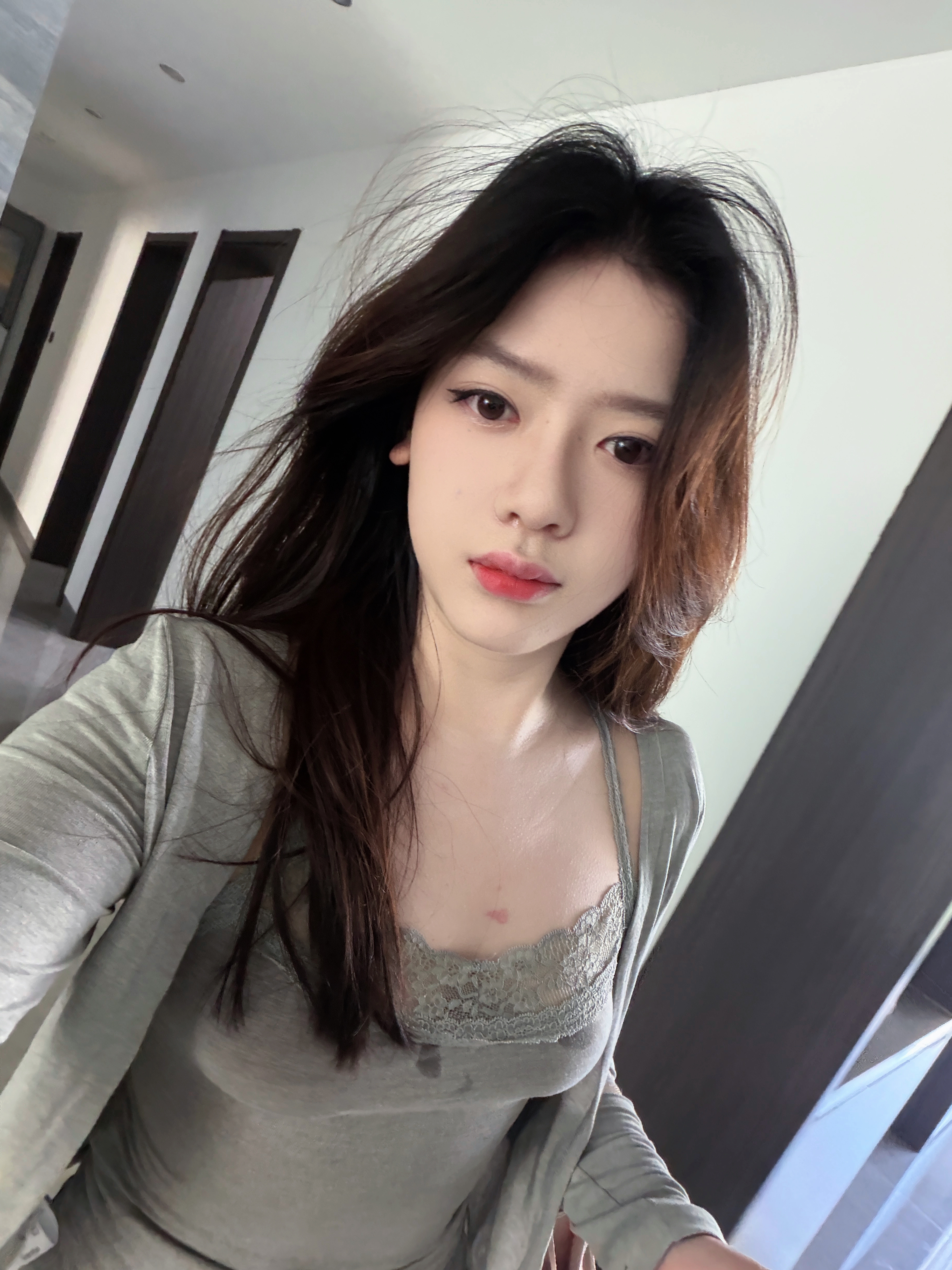 上个月在上海擦肩而过一个神似韩佳人的超级无敌大美女，好想和她说话于是掉头找契机问了衣服链接。她很友好