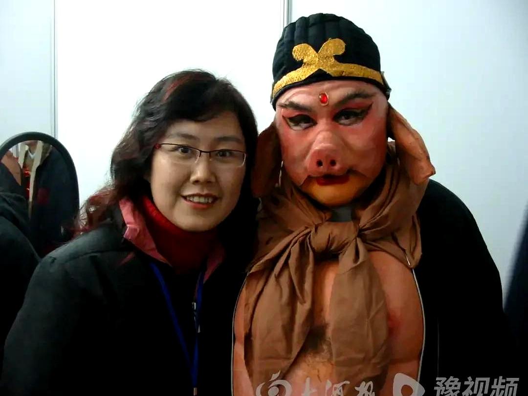 别再瞎传了！照片里那位跟八戒合影的阿姨根本不是陈丽华本人！人家姓卢，就是个