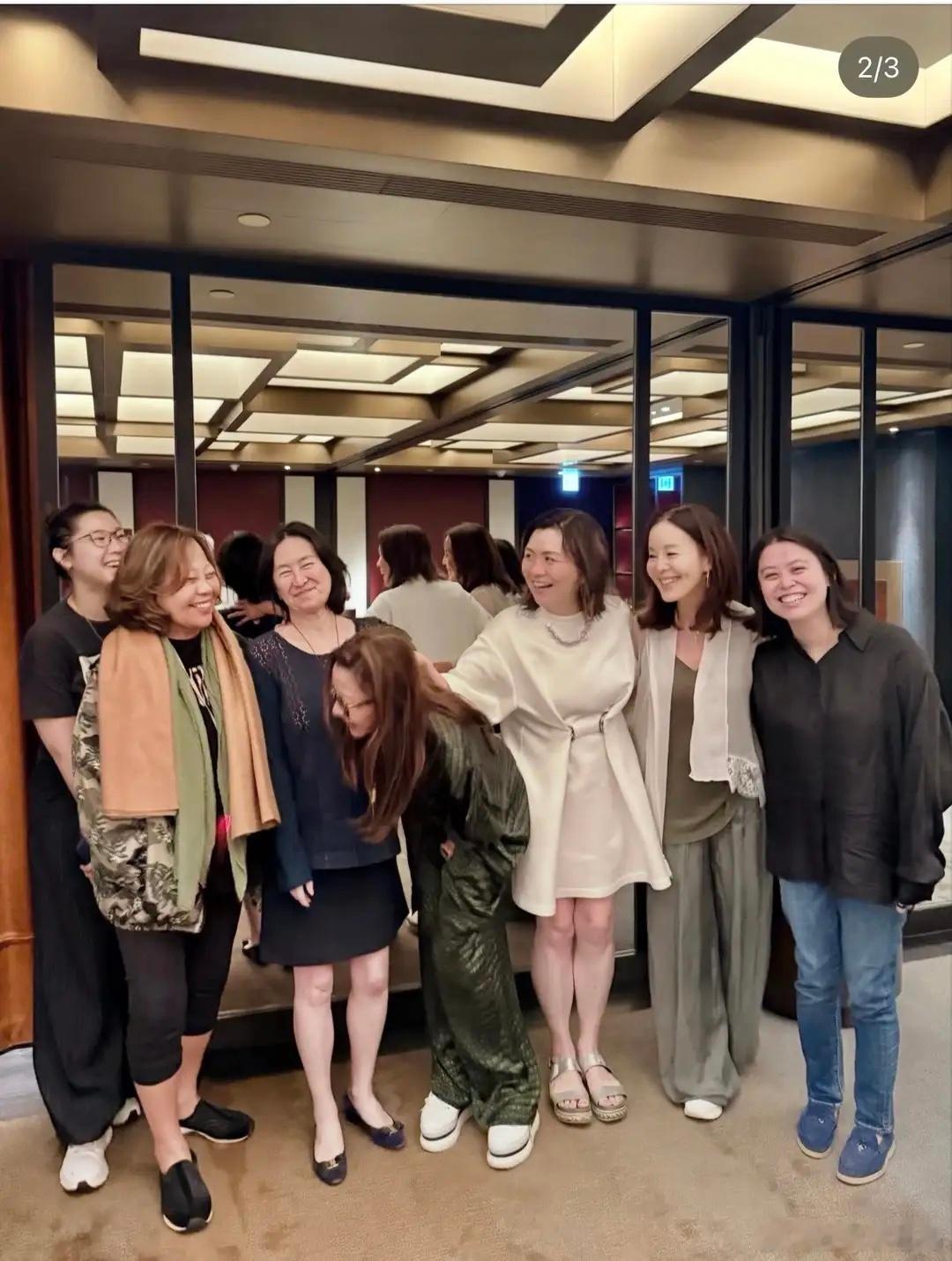 63岁何超琼久违露脸，素颜与杨紫琼聚会状态真实，两人全程笑不停！