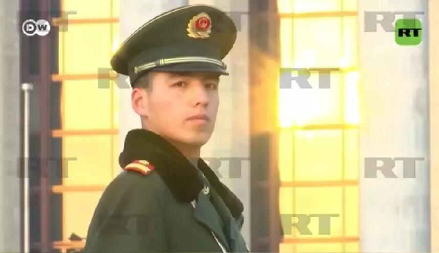 [天安门站岗的一位士兵因高颜值在外网走红。]德国之声报道四中全会，以一如既往的