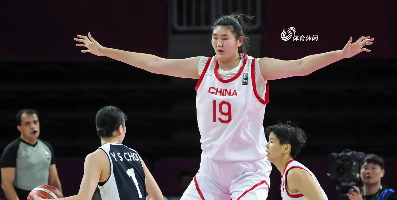 2米27张子宇亚洲杯首秀暴露致命短板！宫帅战术混乱致女篮内线失联，韩旭替补反成亮点