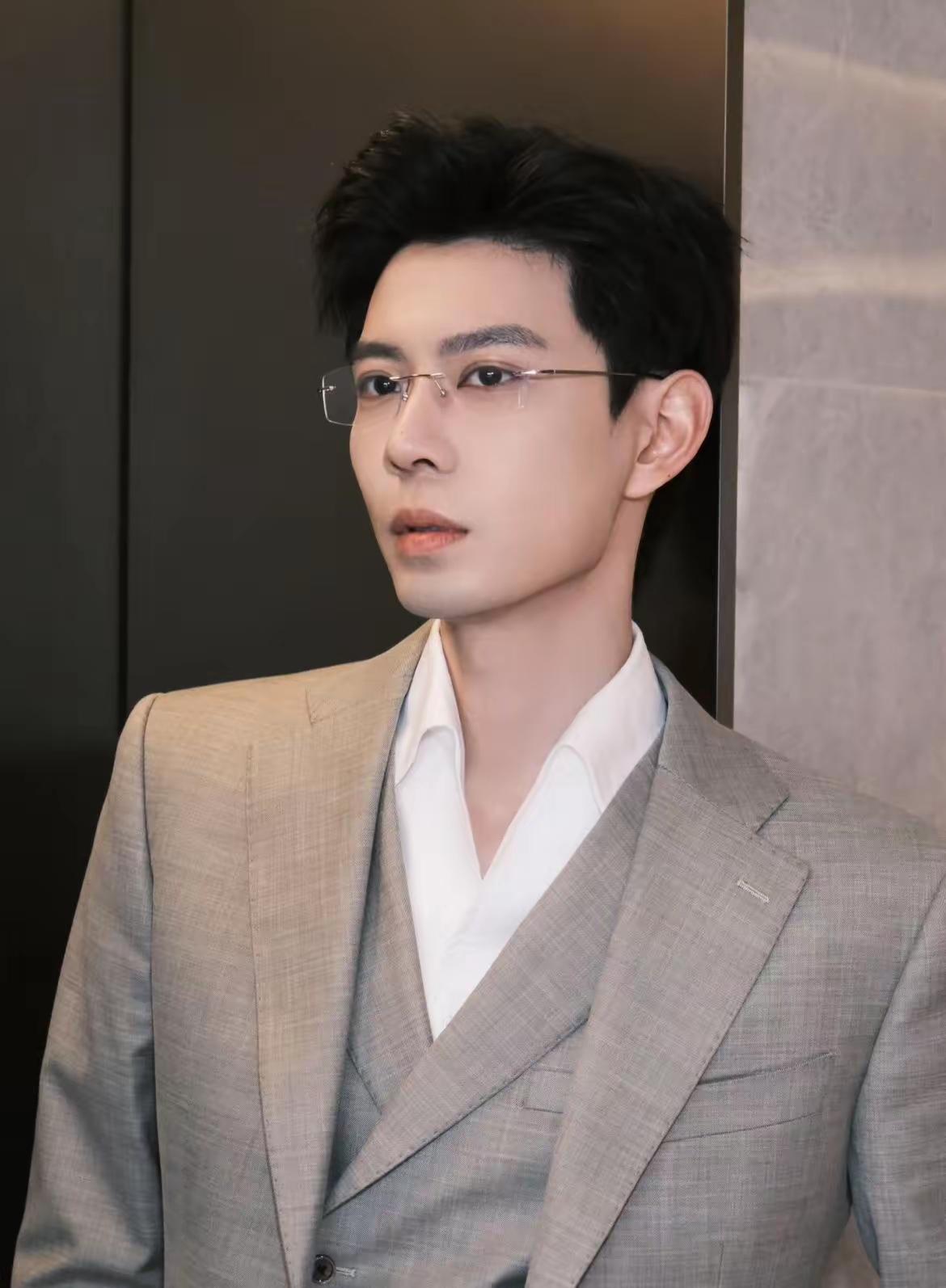 日薪15000住地下室？中戏学霸黄浩雯的选择，戳穿了圈子里的浮躁真相。