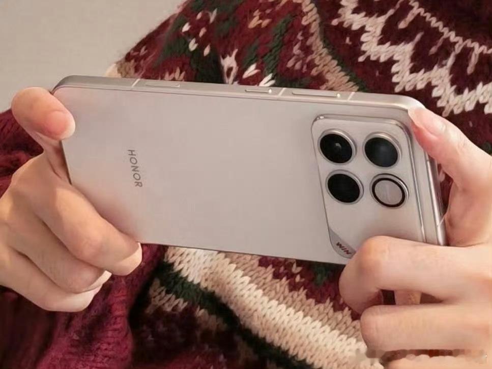 荣耀WIN真机曝光，金属中框，这个外观满分10分的话，大家能给多少分？