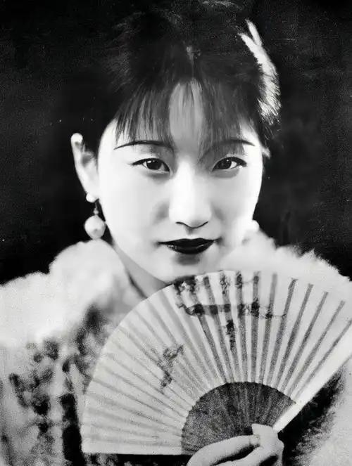 1929年，68岁泰戈尔访华，悄悄住进徐志摩家，深夜非要睡陆小曼床上。徐志摩欣然