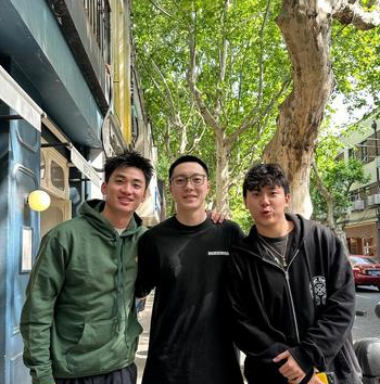 山东男篮球员于德豪晒出了和胡明轩的合照。他配文写道：Wow。我居然都忘记了，于