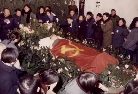 1976年，周总理去世，卫士将周总理的东西用一块紫色的布包好送到医院，医生韩宗琦
