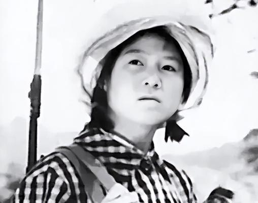 1975年，湖北神农架几名妇女正在田里挖洋芋时，一位女孩因为内急跑去树林中解决，