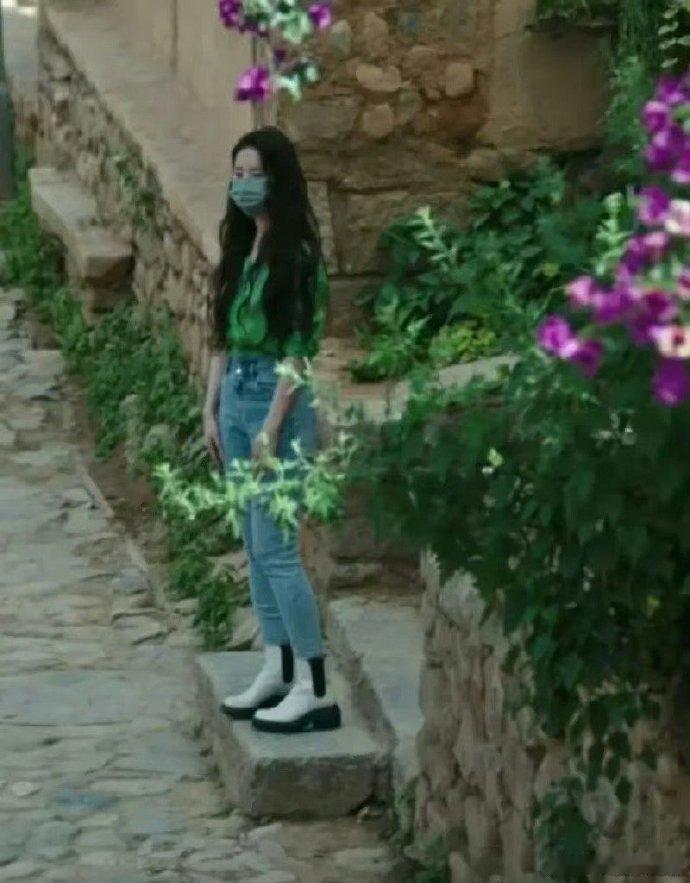 刘亦菲原来是梨型身材，光看背影真不相信这是天仙，身材太路人了，目测至少120+，