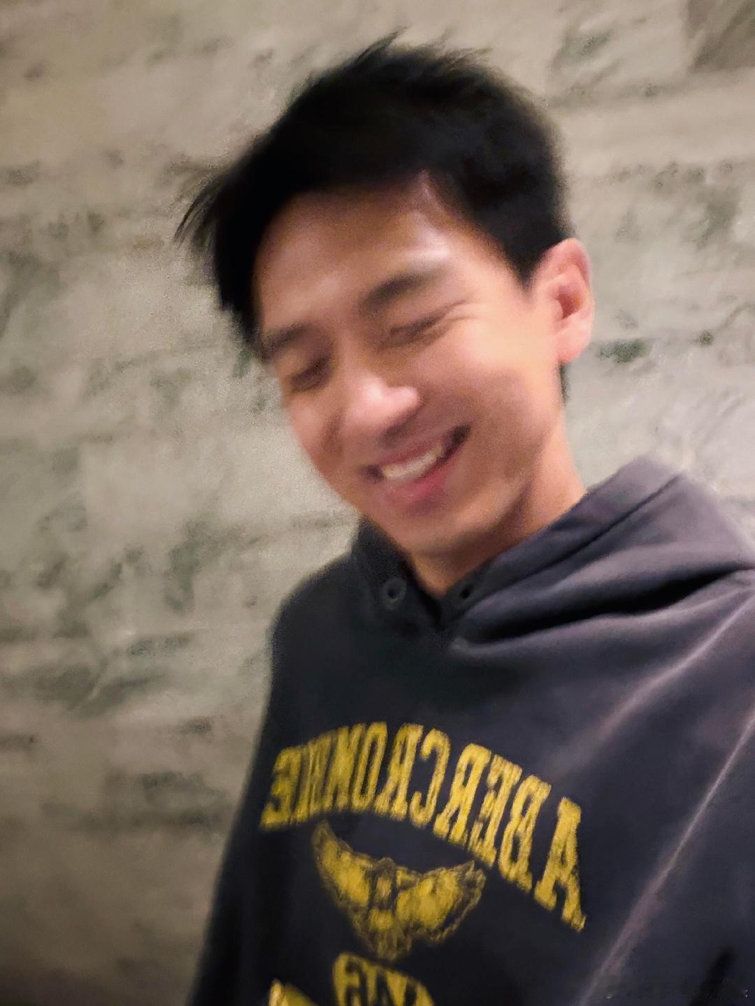 李现自拍开心到模糊李现自拍笑到模糊李现这自拍状态也太松弛了吧，一开始是帅帅的自