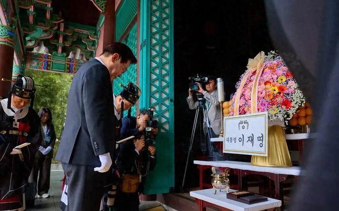 局势恶化，61岁李在明沉痛悼念，韩国被日本激怒，高市捅了马蜂窝。61岁李在明沉痛