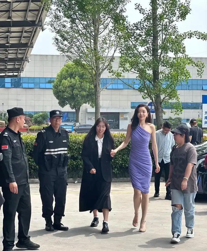 相恋7年为什么不娶？穿上高跟鞋185厘米的熊黛林，站在165厘米郭富城身边，