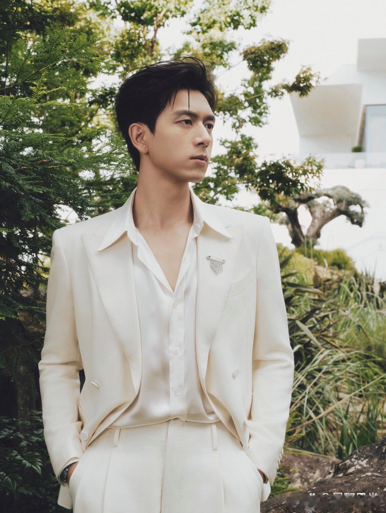 1.李现对待身边工作人员十分大方，只要没有工作安排，就会给团队成员放带薪假期。
