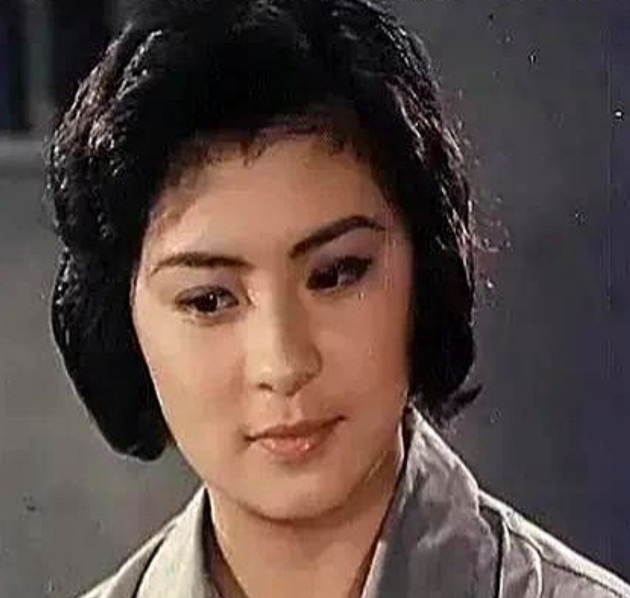 想当年，刚刚打倒四人帮不是很久，一部反特片《黑三角》隆重上映，片子很惊险，歌曲也